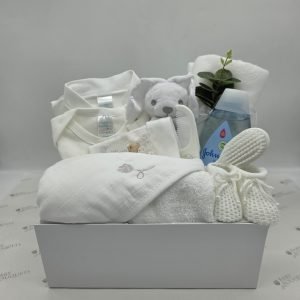 Westerdale – Giftware Boxes – A magnificent box filled with everything you need at bathtime. A beautiful soft hooded towel to wrap baby after using world renowned Johnsons Baby Bath with its coveted smell. A set of soft clothes from vest to hat and a soft hair brush and comb set. A lovely white Comforter and a clip on dummy chain to help finish bathtime.