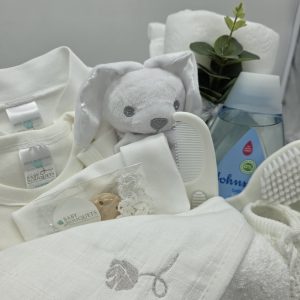 Westerdale – Giftware Boxes – A magnificent box filled with everything you need at bathtime. Also includes booties and Johnsons baby bath along with sleepsuit and bodysuit and dummy chain.