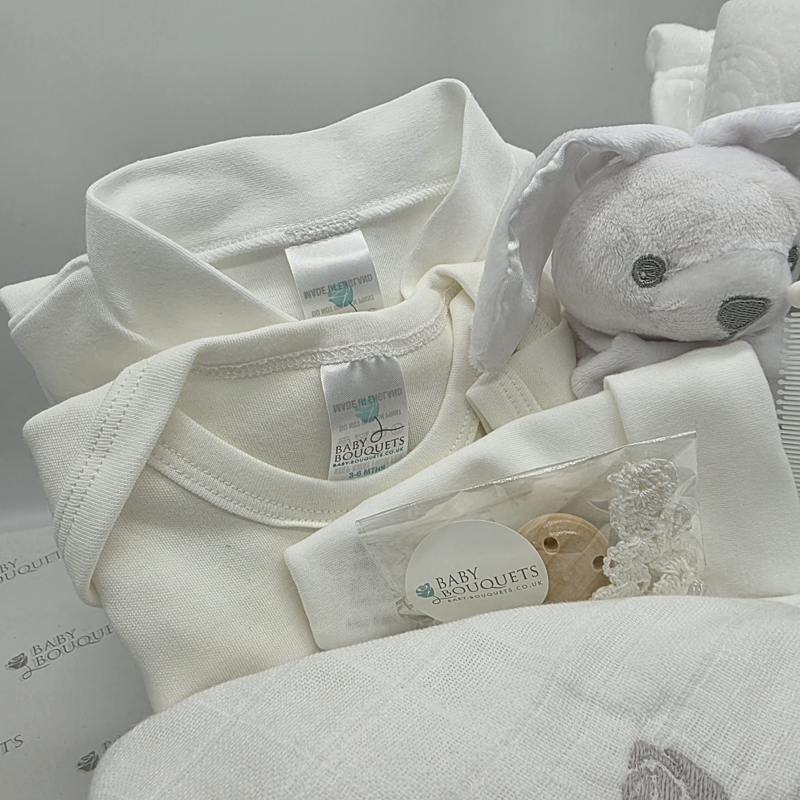 Westerdale – Giftware Boxes – A magnificent box filled with everything you need at bathtime. Also includes booties and Johnsons baby bath along with sleepsuit and bodysuit.