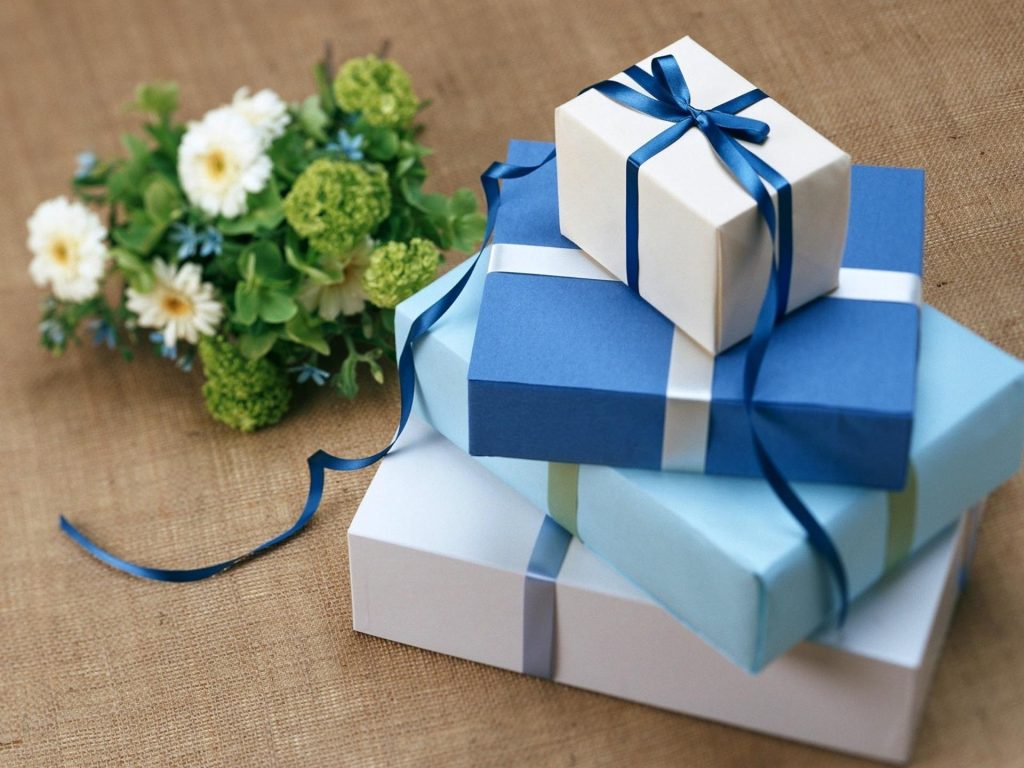 gift ideas for new mums image with 4 wrapped and stacked presents